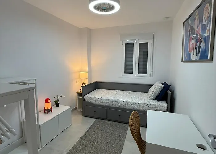Comfortable Spacious Flat Near Station Τορρεμολίνος