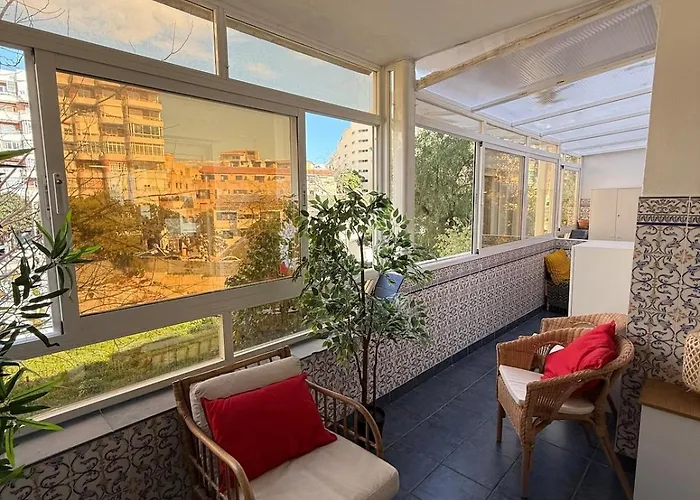 Comfortable Spacious Flat Near Station Τορρεμολίνος