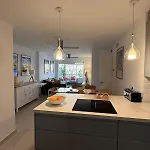 Comfortable Spacious Flat Near Station 아파트 *