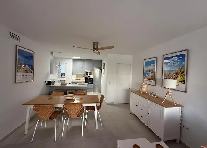 Comfortable Spacious Flat Near Station 토레몰리노스